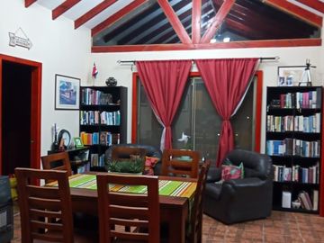SE VENDE PARCELA CON TRES CASAS 7D 4B 2E REGULARIZADAS