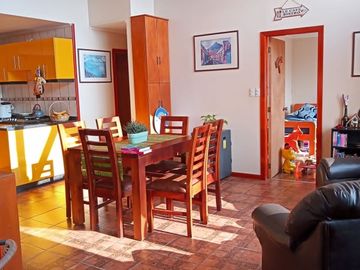 SE VENDE PARCELA CON TRES CASAS 7D 4B 2E REGULARIZADAS