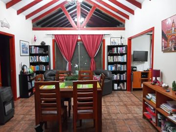 SE VENDE PARCELA CON TRES CASAS 7D 4B 2E REGULARIZADAS