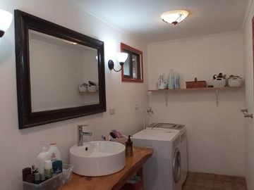 SE VENDE PARCELA CON TRES CASAS 7D 4B 2E REGULARIZADAS