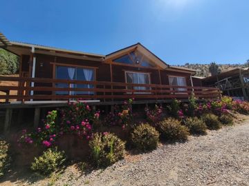 SE VENDE PARCELA CON TRES CASAS 7D 4B 2E REGULARIZADAS