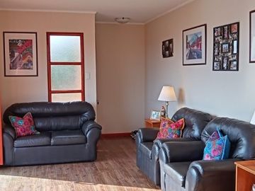 SE VENDE PARCELA CON TRES CASAS 7D 4B 2E REGULARIZADAS