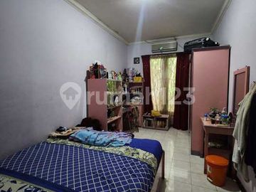 Rumah Luas & Nyaman dengan Halaman Depan Belakang di Duren Tiga