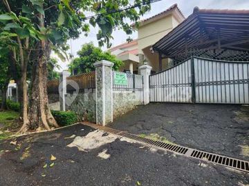 Rumah Luas & Nyaman dengan Halaman Depan Belakang di Duren Tiga