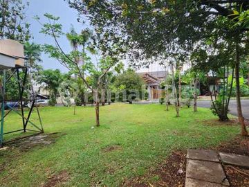 Rumah Luas & Nyaman dengan Halaman Depan Belakang di Duren Tiga