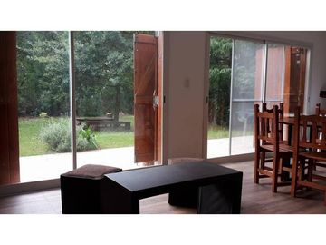 Casa 3 ambientes con gran parque Acantilados