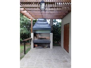 Casa 3 ambientes con gran parque Acantilados