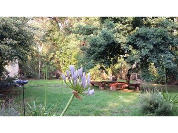 Casa 3 ambientes con gran parque Acantilados