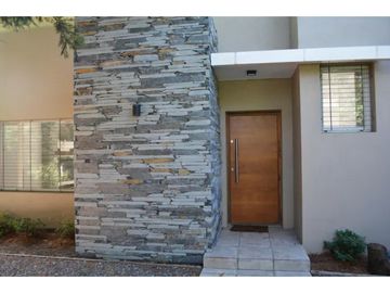 Casa 3 ambientes con gran parque Acantilados