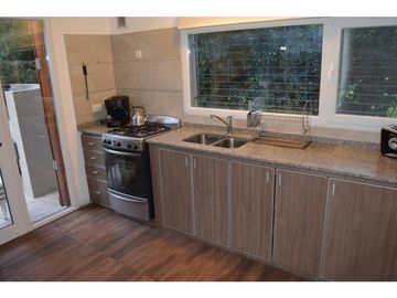 Casa 3 ambientes con gran parque Acantilados