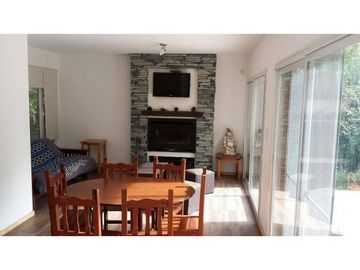 Casa 3 ambientes con gran parque Acantilados