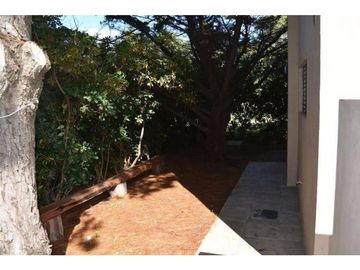 Casa 3 ambientes con gran parque Acantilados