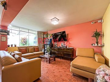 🏠 ¡Oportunidad única en San Juan de Miraflores! 🏠

Descubre tu próximo hogar en la tranquila y accesible ubicación de Jirón Viviano Paredes,  Este e