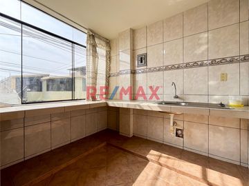🏠 ¡Oportunidad única en San Juan de Miraflores! 🏠

Descubre tu próximo hogar en la tranquila y accesible ubicación de Jirón Viviano Paredes,  Este e