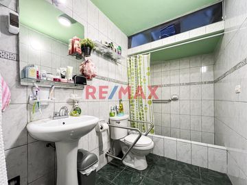 🏠 ¡Oportunidad única en San Juan de Miraflores! 🏠

Descubre tu próximo hogar en la tranquila y accesible ubicación de Jirón Viviano Paredes,  Este e