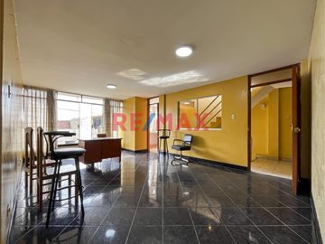 🏠 ¡Oportunidad única en San Juan de Miraflores! 🏠

Descubre tu próximo hogar en la tranquila y accesible ubicación de Jirón Viviano Paredes,  Este e