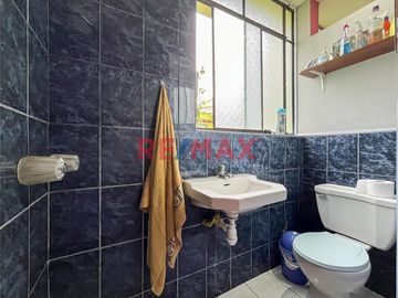 🏠 ¡Oportunidad única en San Juan de Miraflores! 🏠

Descubre tu próximo hogar en la tranquila y accesible ubicación de Jirón Viviano Paredes,  Este e