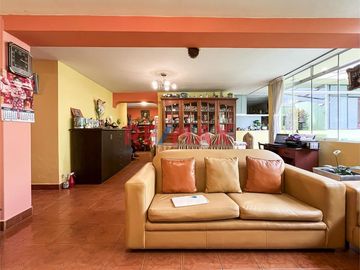 🏠 ¡Oportunidad única en San Juan de Miraflores! 🏠

Descubre tu próximo hogar en la tranquila y accesible ubicación de Jirón Viviano Paredes,  Este e