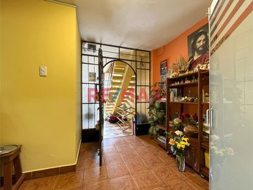 🏠 ¡Oportunidad única en San Juan de Miraflores! 🏠

Descubre tu próximo hogar en la tranquila y accesible ubicación de Jirón Viviano Paredes,  Este e