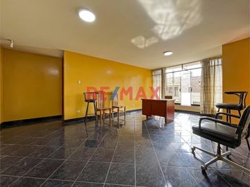 🏠 ¡Oportunidad única en San Juan de Miraflores! 🏠

Descubre tu próximo hogar en la tranquila y accesible ubicación de Jirón Viviano Paredes,  Este e