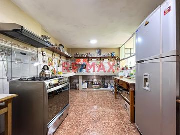 🏠 ¡Oportunidad única en San Juan de Miraflores! 🏠

Descubre tu próximo hogar en la tranquila y accesible ubicación de Jirón Viviano Paredes,  Este e