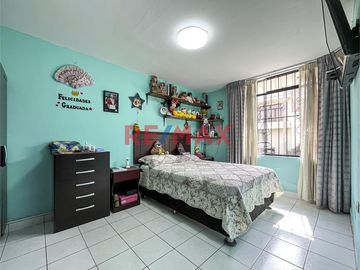 🏠 ¡Oportunidad única en San Juan de Miraflores! 🏠

Descubre tu próximo hogar en la tranquila y accesible ubicación de Jirón Viviano Paredes,  Este e