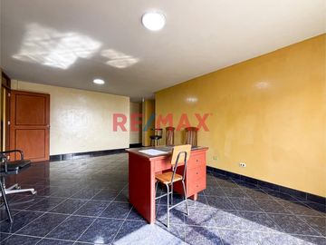 🏠 ¡Oportunidad única en San Juan de Miraflores! 🏠

Descubre tu próximo hogar en la tranquila y accesible ubicación de Jirón Viviano Paredes,  Este e