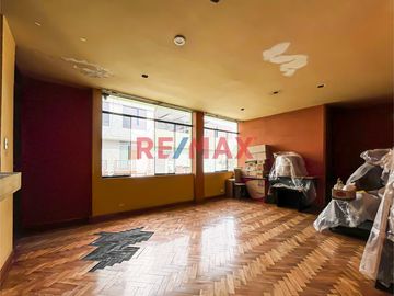 🏠 ¡Oportunidad única en San Juan de Miraflores! 🏠

Descubre tu próximo hogar en la tranquila y accesible ubicación de Jirón Viviano Paredes,  Este e