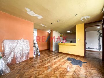 🏠 ¡Oportunidad única en San Juan de Miraflores! 🏠

Descubre tu próximo hogar en la tranquila y accesible ubicación de Jirón Viviano Paredes,  Este e
