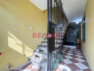 🏠 ¡Oportunidad única en San Juan de Miraflores! 🏠

Descubre tu próximo hogar en la tranquila y accesible ubicación de Jirón Viviano Paredes,  Este e