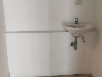 oficina en arriendo en patio bonito. Cod A218345
