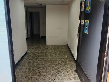 oficina en arriendo en patio bonito. Cod A218345