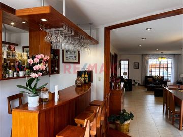 Se  Vende Hermosa Casa De 3 Pisos Con Excelentes Acabados En Urbanización El Golf A 800,000 Dólares