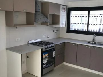 VENTA TRIPLEX 4 AMBIENTES A ESTRENAR. APTO CREDITO.
