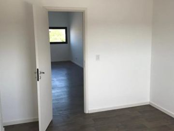 VENTA TRIPLEX 4 AMBIENTES A ESTRENAR. APTO CREDITO.