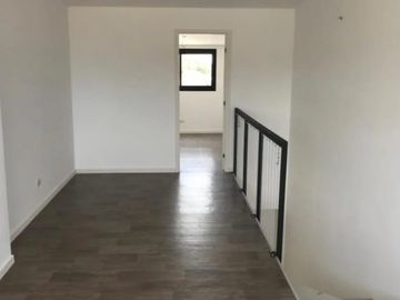 VENTA TRIPLEX 4 AMBIENTES A ESTRENAR. APTO CREDITO.