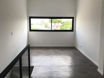 VENTA TRIPLEX 4 AMBIENTES A ESTRENAR. APTO CREDITO.