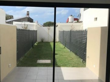 VENTA TRIPLEX 4 AMBIENTES A ESTRENAR. APTO CREDITO.