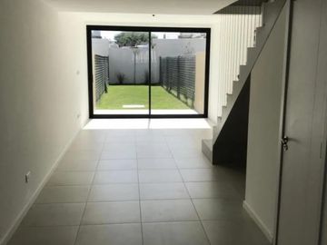 VENTA TRIPLEX 4 AMBIENTES A ESTRENAR. APTO CREDITO.
