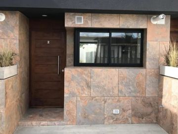 VENTA TRIPLEX 4 AMBIENTES A ESTRENAR. APTO CREDITO.