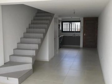 VENTA TRIPLEX 4 AMBIENTES A ESTRENAR. APTO CREDITO.