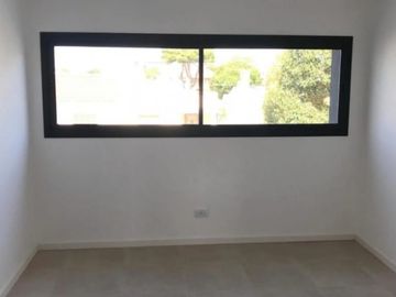 VENTA TRIPLEX 4 AMBIENTES A ESTRENAR. APTO CREDITO.