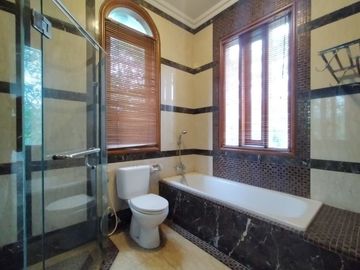 Single House dengan Taman dan Kolam Renang & Kondisi Furnished HSE-A0577