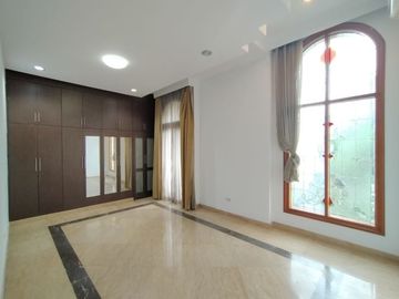 Single House dengan Taman dan Kolam Renang & Kondisi Furnished HSE-A0577