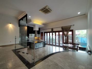 Single House dengan Taman dan Kolam Renang & Kondisi Furnished HSE-A0577