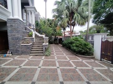 Single House dengan Taman dan Kolam Renang & Kondisi Furnished HSE-A0577