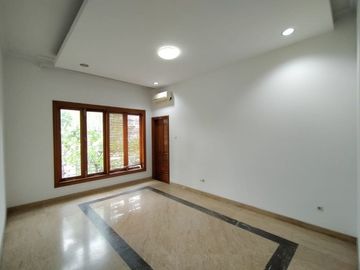 Single House dengan Taman dan Kolam Renang & Kondisi Furnished HSE-A0577