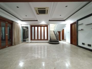 Single House dengan Taman dan Kolam Renang & Kondisi Furnished HSE-A0577