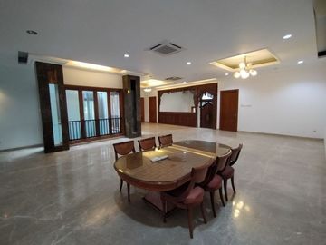 Single House dengan Taman dan Kolam Renang & Kondisi Furnished HSE-A0577