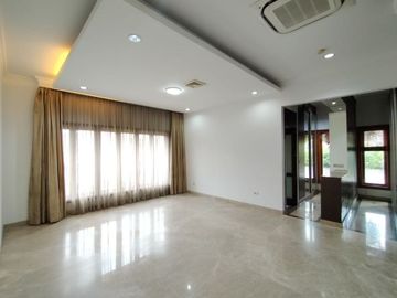 Single House dengan Taman dan Kolam Renang & Kondisi Furnished HSE-A0577